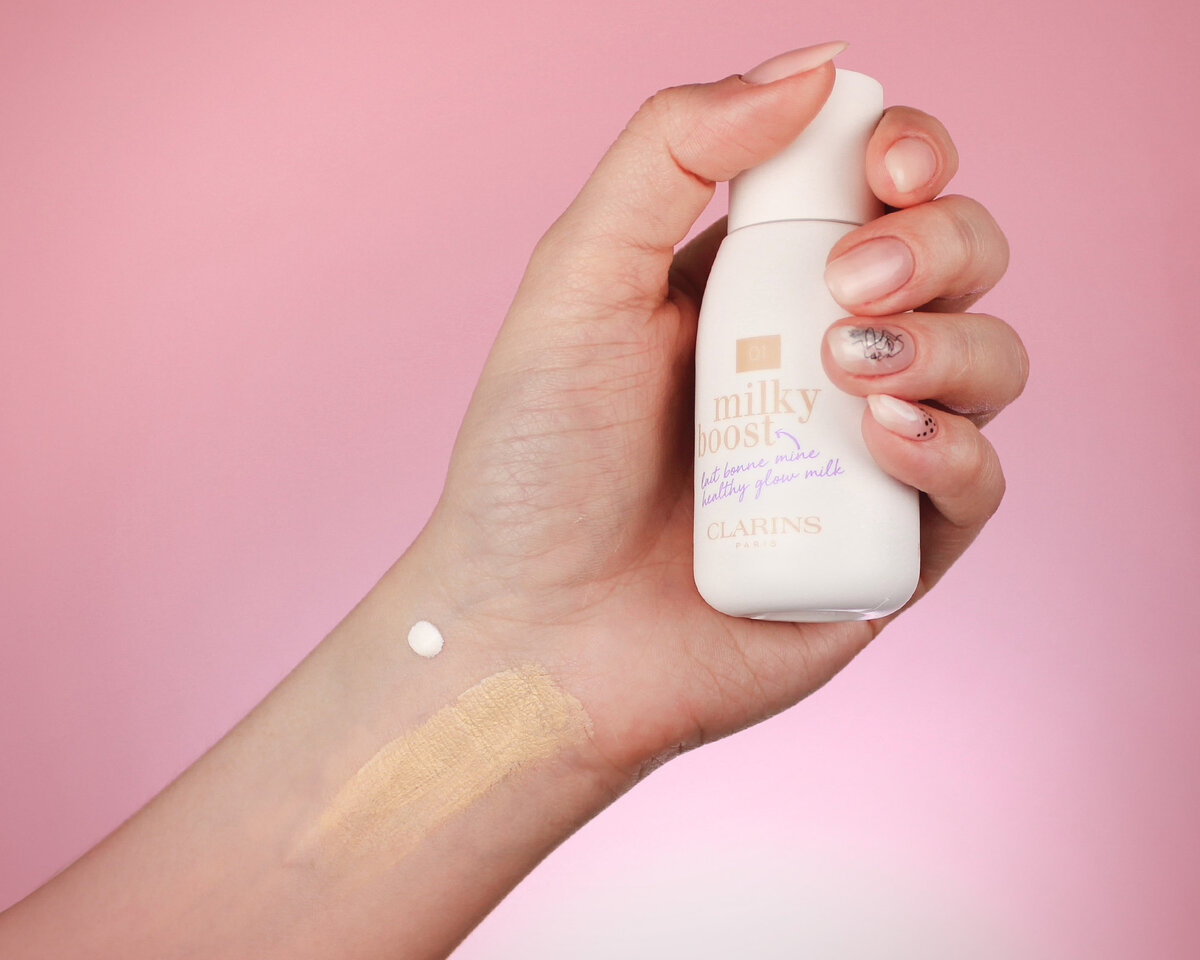 При контакте с кожей белый крем приобретает легкий оттенок. В России milky boost представлен 4 оттенками, у меня — самый светлый 01.