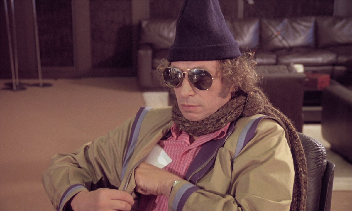 Грегуар Леконт во время заключения контракта с гангстерами.