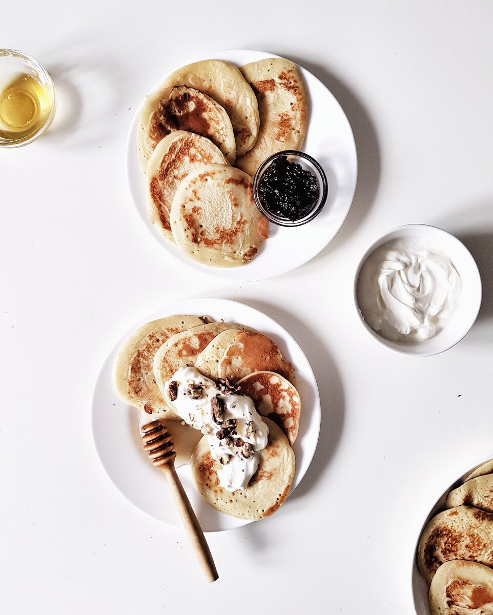 У меня одна порция со сметаной, мёдом и грецкими орешками. Вторая-с вареньем.