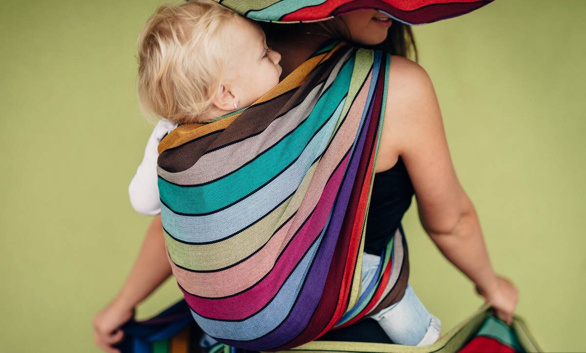 Ношение ребенка на руках и груди в ткани является традиционным с древнейших времен. Постараемся разобраться подробнее, как выбрать слинг, как носить ребенка в слинге, безопасно ли это.