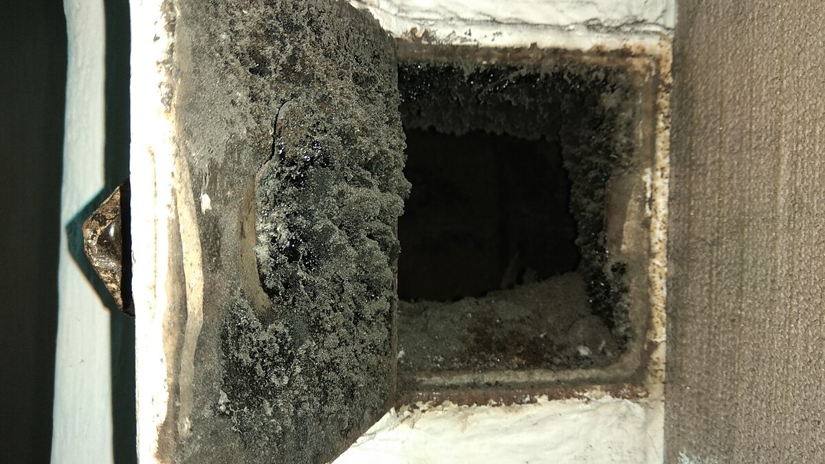 Вот в таком виде были "колодцы" и дверцы дымохода изнутри