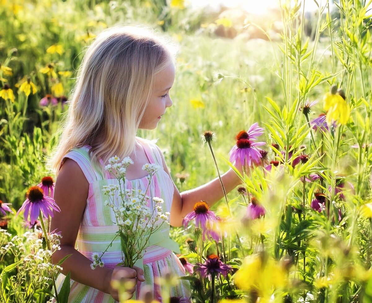 Девочка ходила. Девочка ходит. Платье для девочки. Маленькая девочка гуляет. Девочка может ходить.