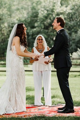 На выездной церемонии весьма кстати будет белый лен