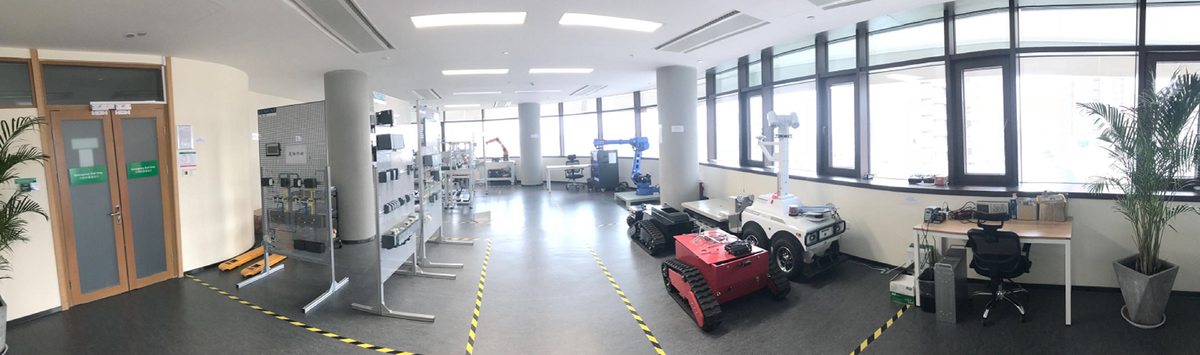 Юй Ци работает в лаборатории робототехники, созданной совместно компаниями Siemens и Aucma, где основное внимание уделяется разработке специальных роботов, беспилотных транспортных средств, промышленных роботов и интеллектуального оборудования.