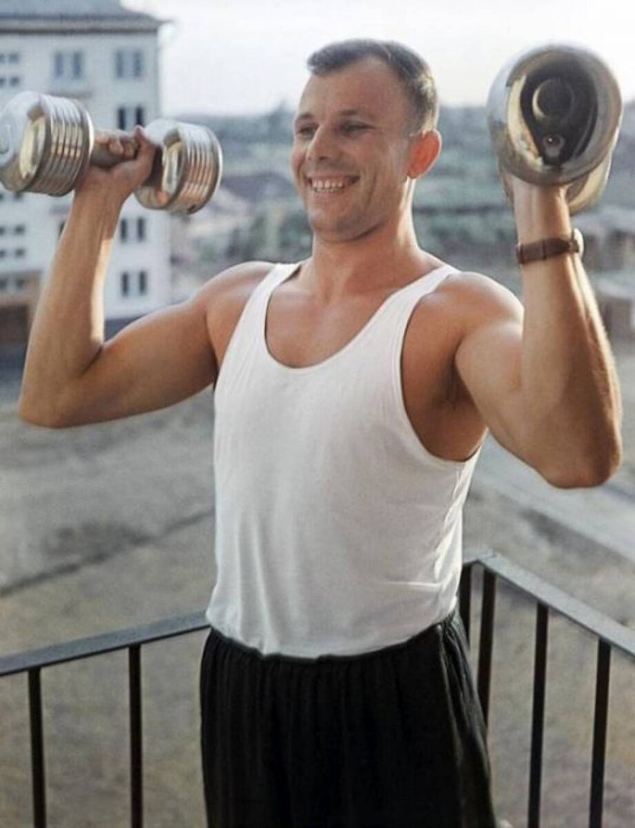 Юрий Гагарин в майке.