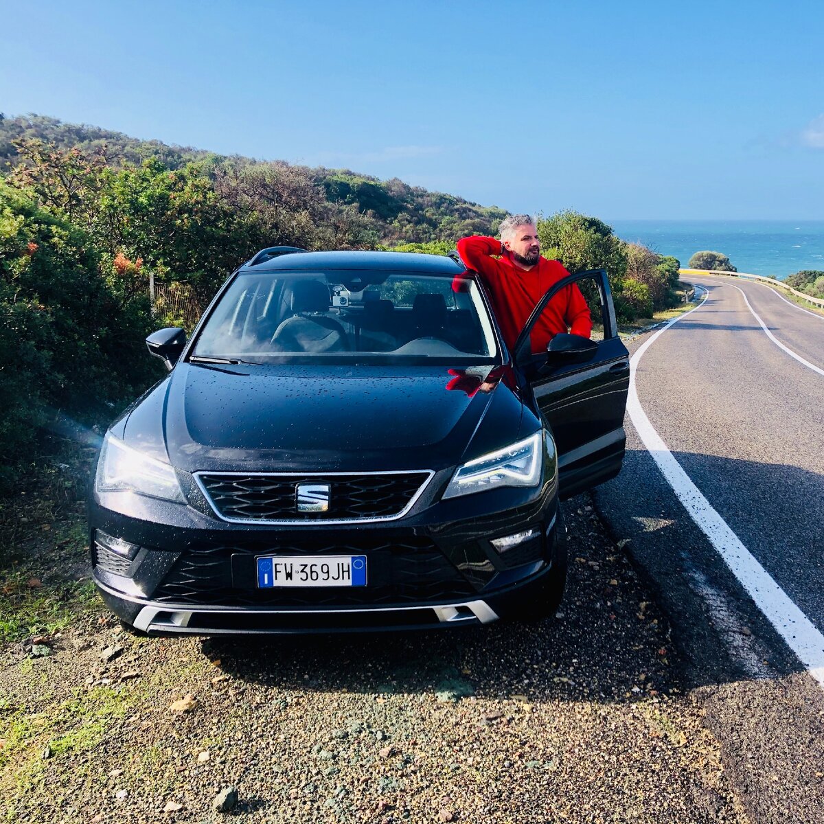 На побережье Сардинии в Италии трудно не останавливаться по дороге каждые 10 минут — так красиво вокруг