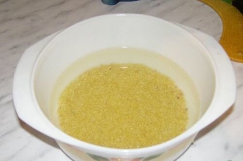     Для начала поставим вариться куриные потроха,как и в обычном супе. Сначала нужно будет промыть их под проточной водой,после чего закинуть в кастрюлю с водой и ставить вариться.       А теперь возьмем определенное количество пшена и хорошо ополоснем в воде. Проделайте такой процесс несколько раз. Если Вы уже промыли,тогда закидывайте к потрохам.   