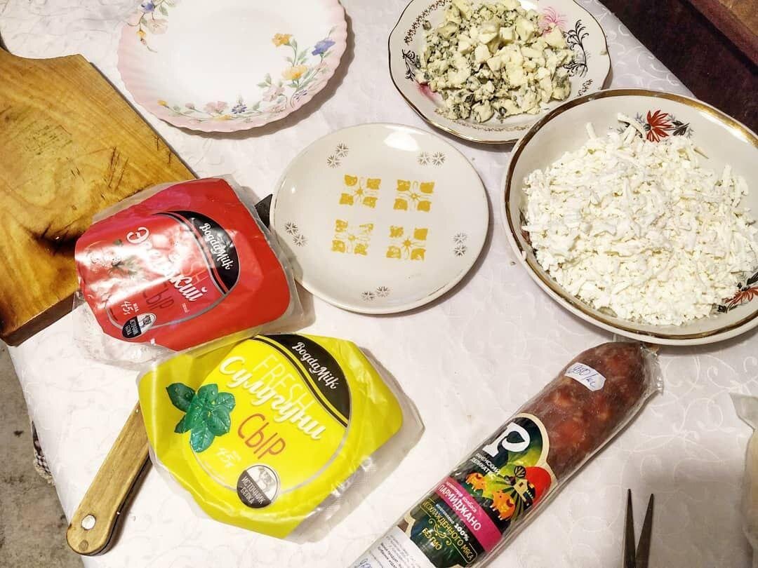 у меня была в этот раз сыровяленая колбаса с сыром "Пармиджано" производства Раменского мясокомбината