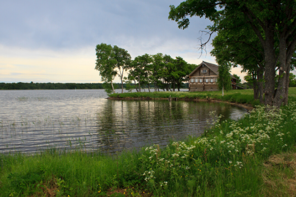 Дом, наверно, слишком близко к озеру, но такой вариант мне нравится. (Изображение сделано на основе фото с сайта commons.wikimedia.org)