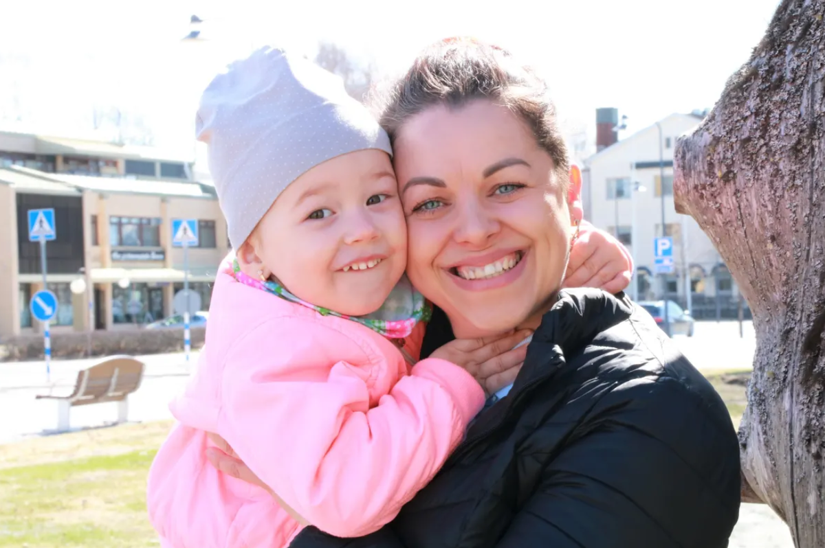 Сейчас Кристина и Екатерина Родионовы вместе у себя дома в Лиексе. Фото: Laura Kosonen / Yle