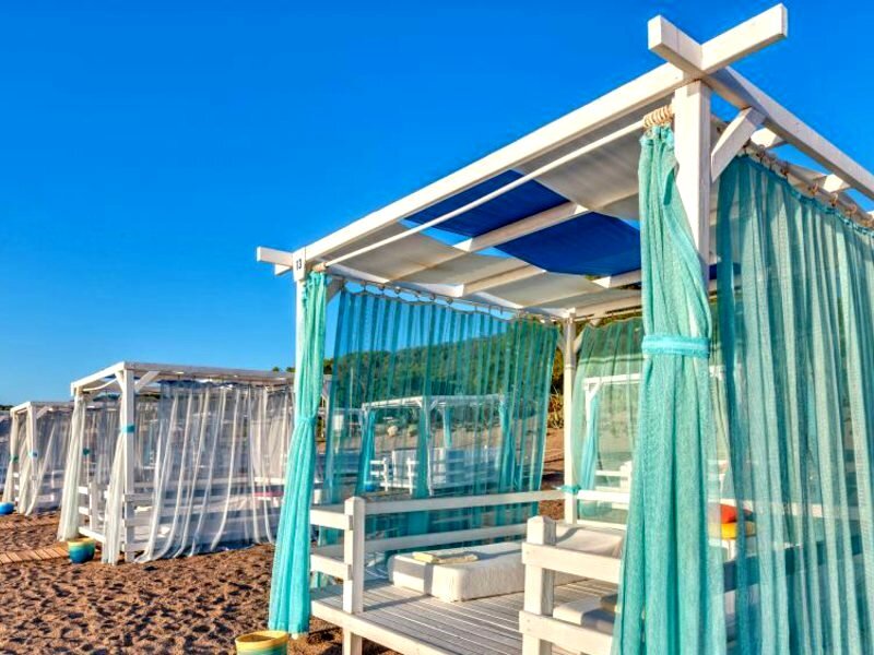 Социальное дистанцирование на пляже. Пример кабинок в отеле Euphoria Hotel Tekirova 5*, фото с сайта отеля 