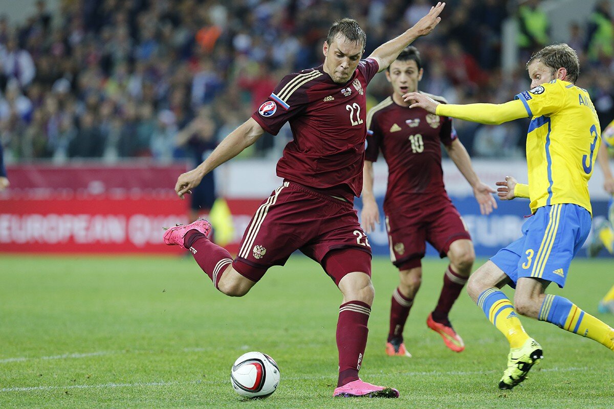 Артем Дзюба отправляет мяч в сетку ворот сборной Швеции 