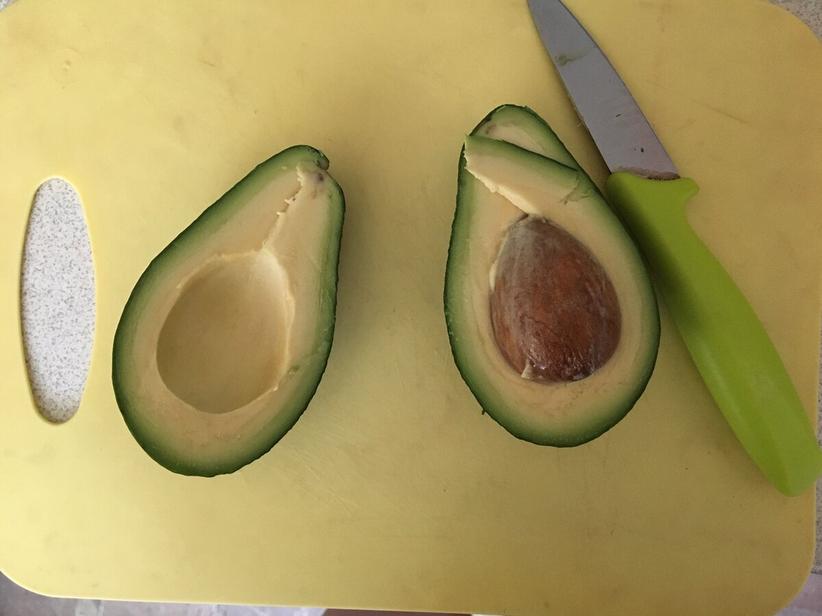 Разрезанный авокадо