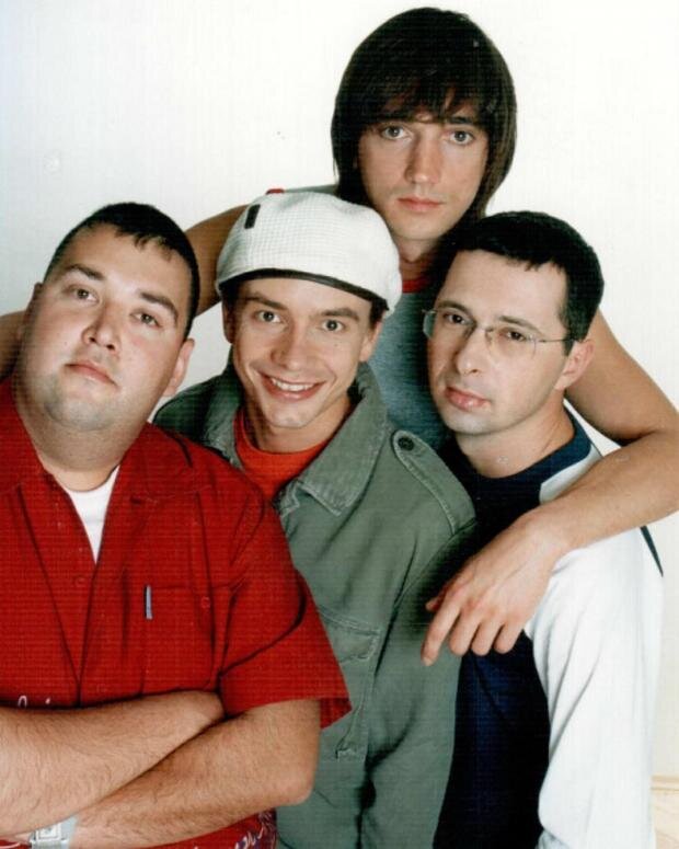 3. Сергей Супонев.
Создатель телепередачи «Зов Джунглей» и «Звездый час» разбился на снегоходе 8 декабря 2001 года, влетев на полном ходе в пристань.
4. Игорь Сорин.
Солист группы «Иванушки International» в 1998 году выбросился с балкона, оставив родным записку. С множественными переломами и параличом нижней части тела Сорина доставили в больницу, где врачи долго боролись за его жизнь. Через три дня певца не стало.