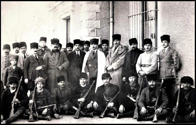 Мустафа Камиль Ататюрк имел в своём окружении множество черкесов, фото 1920 (изображение взято из открытых источников)
