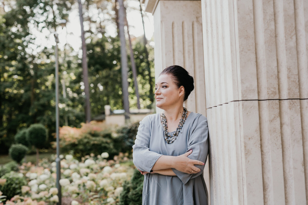 Вас волнует вопрос, как сдать ЕГЭ по русскому на максимальный балл и не потратить много времени на подготовку? Вы поступаете в технический вуз? 
А вы знаете, что с высокими баллами по математике ребята срезаются именно на экзамене по русскому и не проходят в институт на бюджет ?

Если вы поступаете в технический вуз, то русский язык для вас не профильный предмет. Но он у вас,  как кость в горле. Вы много времени тратите на подготовку по математике и физике, а на русский язык уже не остается времени сил. Но вы понимаете, что без русского - никуда...

Вам знакома ситуация, когда вы отчаянно пытаетесь готовиться к экзамену самостоятельно, с помощью школы? Вы тратите много часов в неделю на изучение русского языка в ущерб любимым математике и физике. Но занятия в классе или чуть-чуть способствуют повышению баллов, или не способствуют вообще.
На самом деле экзамен действительно трудный. В нем существуют хитрости и ловушки, которые надо знать и уметь обойти. Хотите сэкономить время и силы, выстроить и отформатировать ваши знания в этом хаосе тем по русскому языку? Я вам помогу!

Я создала курс «ЕГЭ по русскому для математиков» в 2012 году, когда поняла, что многие мои ученики ставят своей целью поступить в технические вузы. Будущим физикам и математикам тяжело давался русский язык, и тогда я стала объяснять правила, создавая математические алгоритмы, упрощая усвоение сложных тем. Мне помогал мой муж, он математик. Создавая наш метод, мы шли от исключений в правилах русского языка. И тогда рождались те самые алгоритмы, которые помогают вам легко запомнить все темы.

Мой курс подготовки к ЕГЭ вмещает в себя концентрированные сведения по предмету. Я объясняю все правила и учу писать тексты настолько понятно и легко, что русский язык станет для вас логичным и структурированным. Вы полюбите его так же, как любите математику и физику!