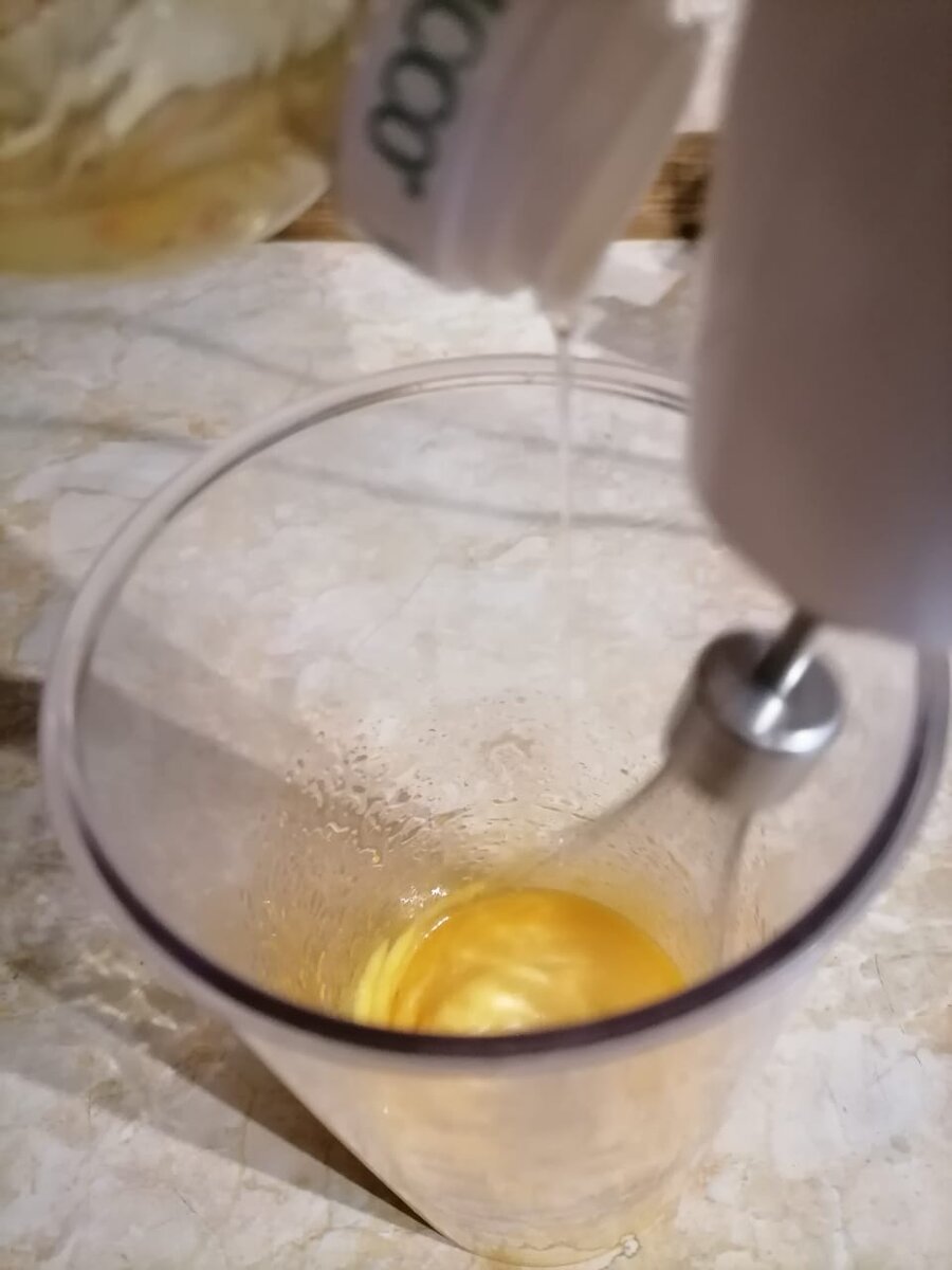 Масло нужно лить на венчик.