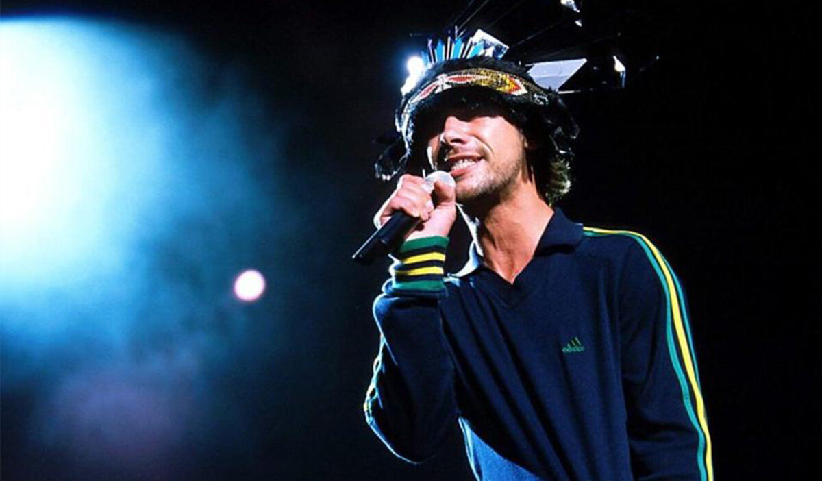 А так выглядел в молодости. Костюмчик почти тот же