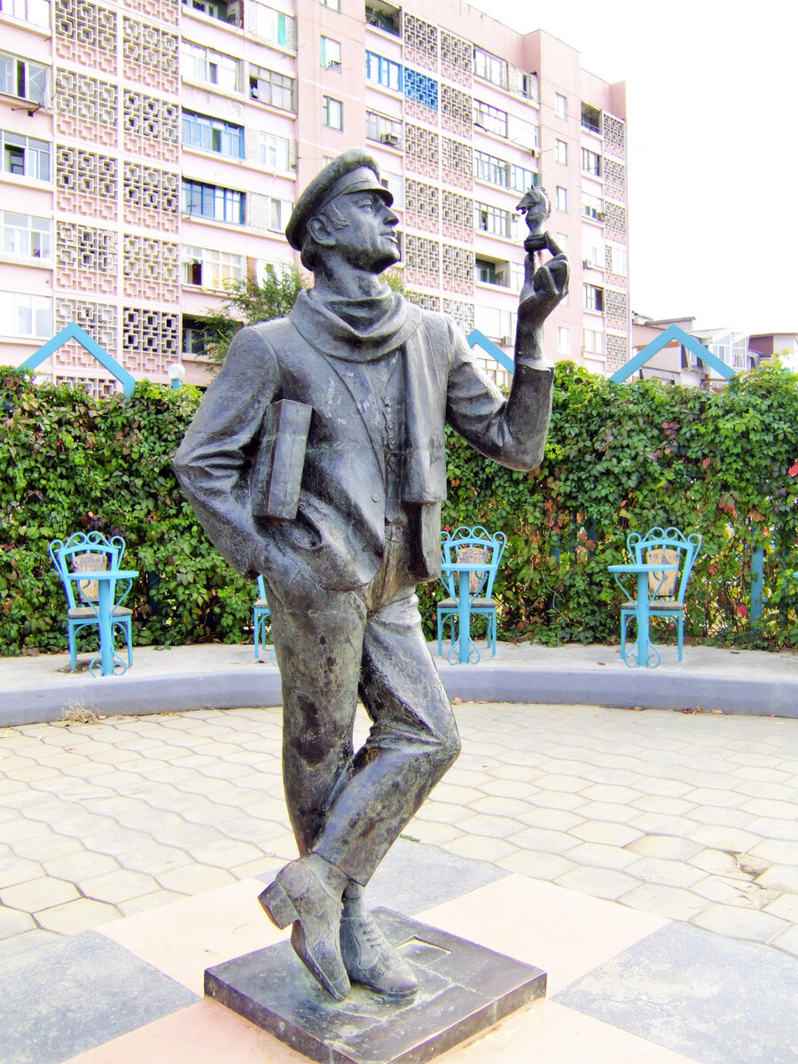 Памятник Остапу Бендеру в Элисте