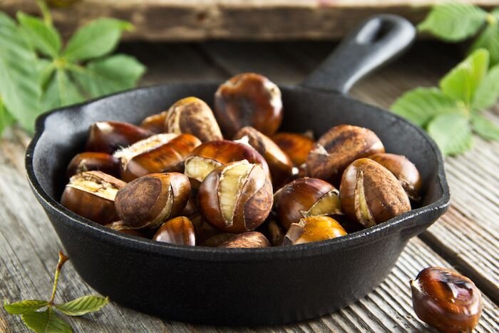 Осенью нашему организму как никогда нужны витамины и внутренняя защита от вирусов, которые так и норовят сломить наш иммунитет. Как известно ноябрь суровый месяц и именно в это время люди чаще всего болеют, ведь погода становится всё более дождливой и ветреной.Но к счастью в ноябре на прилавках магазинов появляются сезонные фрукты и овощи, которые не только вкусные, но и очень полезные. Предлагаем вам узнать, какие десять продуктов необходимо включить в свой рацион в ноябре.                                                               Имбирь

Имбирь обязательно должен присутствовать в осеннем рационе. Этот продукт обладает эффективными противовоспалительными свойствами. Регулярное употребление имбиря укрепит иммунитет и повысит защитные силы организма. Никакая простуда не страшна, если вы пьете чай из имбиря по утрам.Кроме того, в имбире содержится большое количество витаминов и минералов. Среди них витамины группы В, С, А, магний, фосфор, кальций, железо, калий, натрий, цинк. И это еще не все. Много в имбире и эфирщных масел. Они отвечают за пикантный вкус и приятный аромат этого продукта, а также оказывают на организм общеукрепляющее действие.                                                  Айва

К сожалению, айву не так уж и часто можно встретить в среднестатистическом российском холодильнике. Это никуда не годится. Айва — это крайне полезный осенний продукт, который имеет большое количество достоинств. На Кавказе плод созревает в сентябре — октябре. В ноябре айва попадает на российские рынки и в отличие от других фруктов и овощей, которые уже не содержат в своем составе ценные вещества, является источником важных витаминов и минералов.В сыром виде айва не так вкусна, но это не должно вас останавливать. Кому-то она придется по душе, а другие могут запекать ее с медом и сливочным маслом, добавлять в плов и другие мясные блюда, варить компоты, желе и десерты.                                                        Редька

В сознании многих российских жителей редька ассоциируется с детством, болезнью и "противными" народными средствами медицины. Несмотря на то что редька не является редчайшим лакомством, она достаточно эффективна в борьбе с простудой и гриппом. В редьке в большом количестве содержатся витамины С и В, минералы, белки и полезные сахара. Этот овощ обладает бактерицидными и противовоспалительными свойствами. Если вы страдаете авитаминозом, то самое время включить редьку в рацион.                                         Хурма

Хурма - это очень классный продукт. В ней содержится большое количество самых разных витаминов и минералов, которые укрепляют иммунитет и повышают тонус организма. Во-первых, это витамины С, Е, РР. Во-вторых, калий и магний, которые укрепляют работу сердечно-сосудистой системы. В-третьих, бета-каротин, который преобразуется в организме человека в витамин А и улучшает зрение. Недавние исследования показали, что хурма помогает бороться с онкологическими заболеваниями, ведь в ее состав входит ценный антиоксидант ликопин.                                                                                                Фейхоа

Название этого плода не очень-то легко произнести с первого раза. Однако это очень полезный продукт, который поможет вам сохранить богатырское здоровье, отличное настроение и крепкий иммунитет. В фейхоа в большом количестве содержится витамин С и йод, легкоусвояемые белки и полезные жиры.Кстати, фейхоа отличается изысканным вкусом и аппетитным ароматом. Убедитесь в этом лично и обязательно купите темно-зеленые плоды в ноябре. Фейхоа можно добавлять в салаты, мясные блюда, сочетать с овощами и фруктами, измельчить с сахаром.                                                                  Чечевица

Бобовые улучшают работу пищеварительной системы и нормализуют микрофлору кишечника. Включите в рацион чечевицу - это крайне питательный продукт, который зарядит вас энергией, бодростью и поможет не хандрить осенью. В чечевице ищите белки растительного происхождения, которые легко усваиваются организмом и не создают ощущения тяжести в желудке. А клетчатка мягко очищает прямую кишку, снижая риск возникновения рака этого органа в будущем. В чечевице также содержатся микроэлементы, нормализующие работу сердечно-сосудистой и нервной систем.                          Гранат

Переоценить важность и полезность граната для сердечно-сосудистой системы просто невозможно. И на этом полезные свойства этого фрукта не заканчиваются. Включите гранат в рацион, если у вас постоянно появляется необъяснимое чувство тревоги, нарушения сна, симптомы депрессии. Яркий фрукт успокаивает нервную систему и поднимает настроение. Сок граната помогает при малокровии и снижает артериальное давление.Регулярное употребление этого продукта также улучшает работу пищеварительной системы, повышает гемоглобин и препятствует выпадению волос. Кроме того, в гранате содержатся антиоксиданты, которые омолаживают организм и укрепляют иммунитет.                                                                                                            Капуста

В рацион следует включить все виды капусты. У них есть важные общие свойства, которые полезны для человека. Во-первых, капуста — это ценный источник витаминов группы В. Они улучшают работу пищеварительной системы и помогают очистить организм от шлаков и токсинов.Во-вторых, капуста относится к диетическим продуктам. Таким образом, ее употребление совсем не навредит вашей фигуре. Капустные листья можно есть и в сыром виде в качестве полезных перекусов или добавлять в салаты.Регулярное употребление капусты поможет понизить уровень сахара в крови, вывести лишний холестерин. В некоторых видах капусты содержится редкий витамин U. Его ценность заключается в том, что организм человека не способен производить его самостоятельно. Витамин U помогает снизить риск возникновения и развития заболеваний желудка и кишечника.                                  Груша

В грушах можно найти витамины А, С, Е, К, Н, РР, группы В, кальций, натрий, магний, йод, железо, цинк, калий, фосфор. В них также содержатся органические кислоты, эфирные масла, фитонцицы, флавоноиды, биологически активные вещества - то есть все то, что укрепляет иммунитет человека и идет ему лишь на пользу.Далеко не все знают, что груши — это эффективное противомикробное средство. Их употребление поможет предотвратить возникновение неблагоприятной среды в кишечнике, в которой бы активно развивались бактерии. А здоровый кишечник является залогом общего здоровья всего организма.Из груш можно приготовить большое количество самых разнообразных блюд. Это выпечка, джемы, салаты, компоты и даже более сытные блюда из мяса.                                                                                                           Каштаны

А вот еще один осенний продукт, который обделен вниманием широкой аудитории. Конечно, каштаны не универсальны, а вкус у них, скорее, на любителя. Однако их питательные свойства определенно стоят того, чтобы включить их в рацион. В каштанах содержатся углеводы и белки. Как лекарственное средство они хороши при лечении гипертонии, атеросклероза, заболеваний сердца и сосудов.Что касается способа приготовления, то каштаны лучше всего запекать. Это очень просто и быстро. Каштаны следует надрезать и выложить надрезом вверх на противень, предварительно смазанный небольшим количеством масла. Готовят каштаны в духовке при 180 градусах в течение 30 минут.