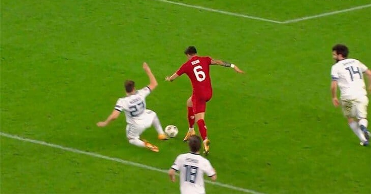 Фото из открытых источников. Фол Кузяева на игроке сборной Турции.