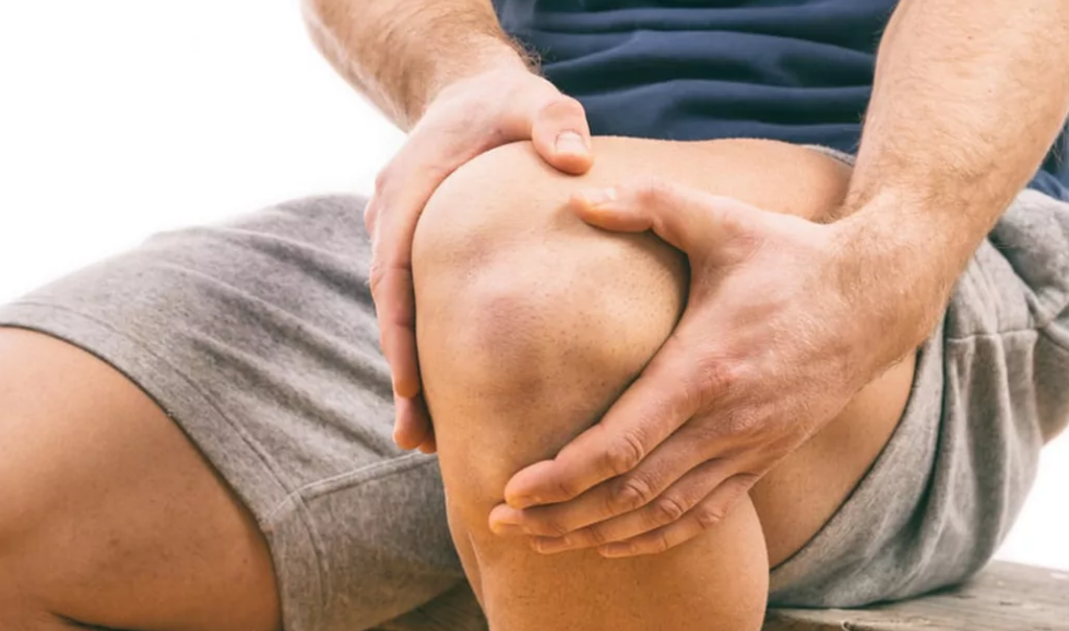 При повреждении мениска пациент чувствует резкую боль, место травмы отекает, появляется ограниченность в движении