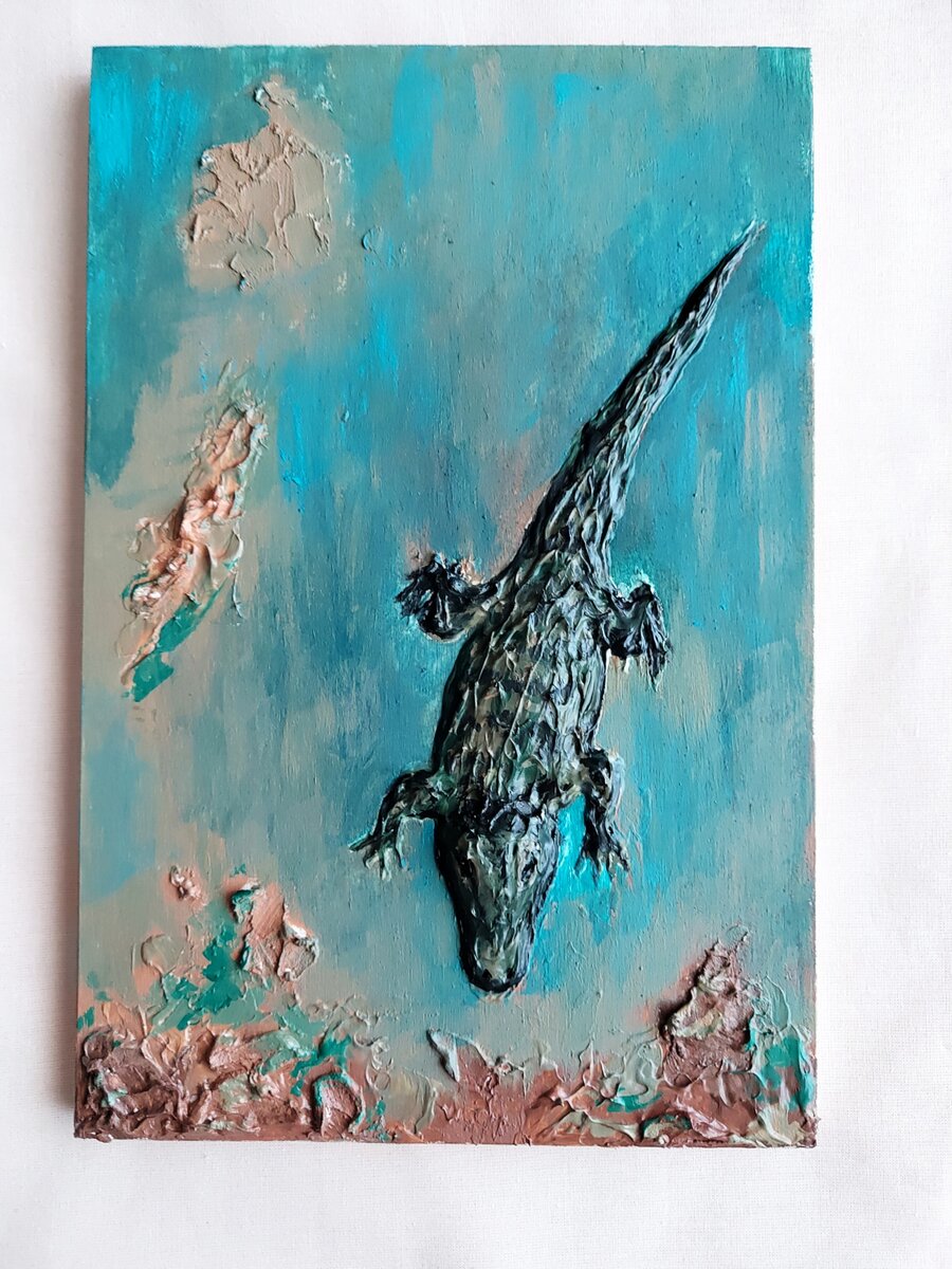 Окрашенный крокодил из текстурной пасты.