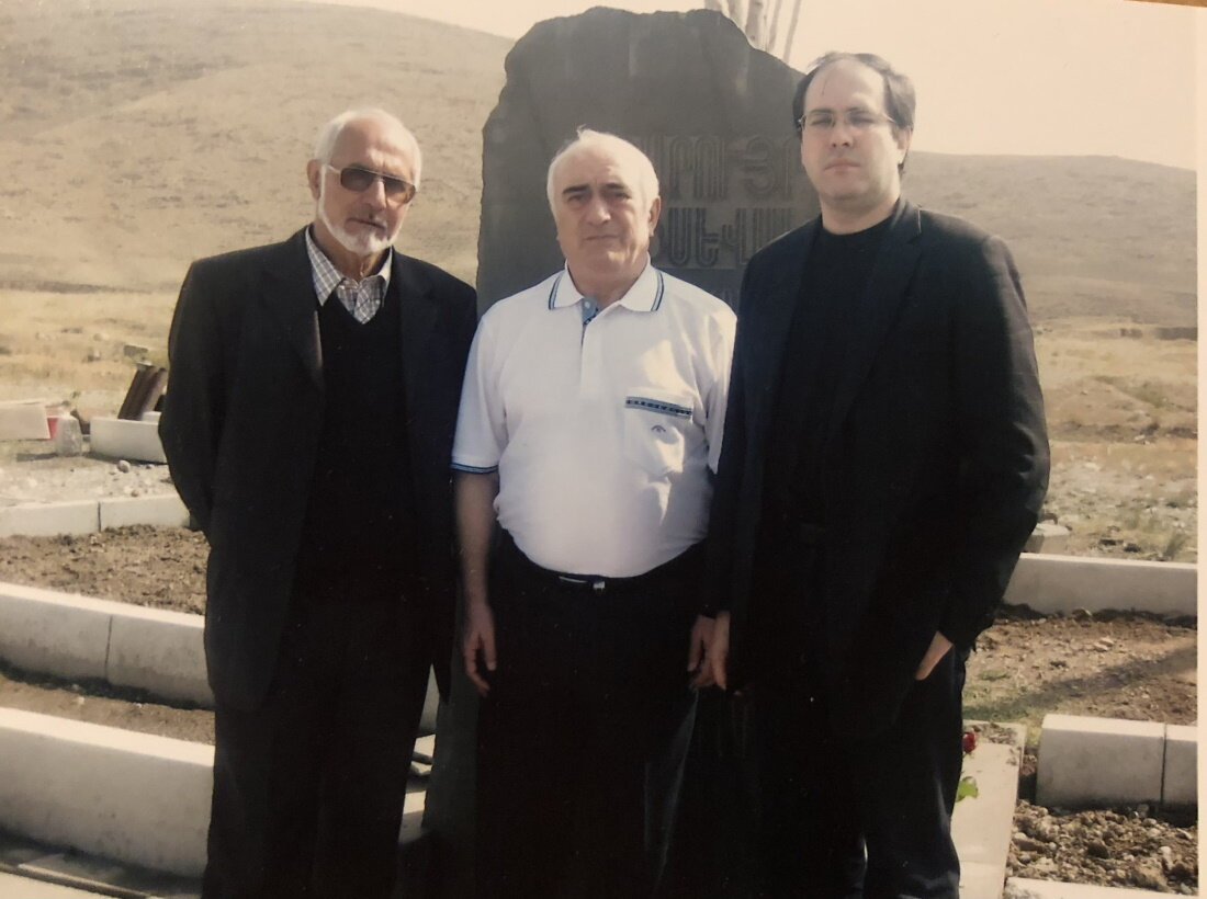 Автор статьи Альберт Оганян (посередине) вместе с главным редактором «Литературной газеты» Максимом Замшевым (справа) и секретарем Союза писателей Армении Левоном Блбуляном (слева) в Араратской долине на месте автокатастрофы, где погасло солнце современной армянской поэзии. Фотография предоставлена Альбертом Оганяном