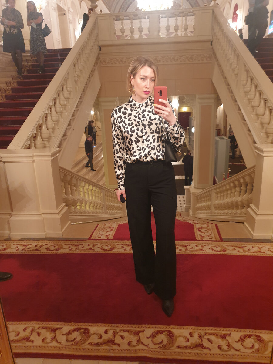 Тот самый неуместный и вульгарный наряд из Большого))