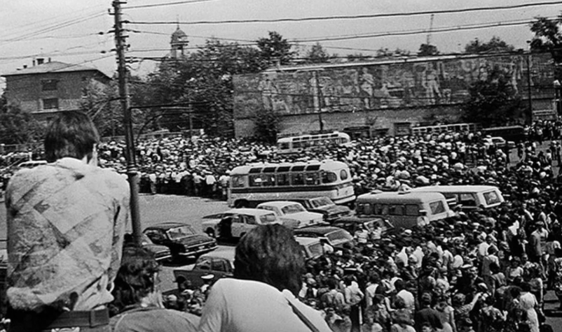 Народ собрался проводить поэта в последний путь