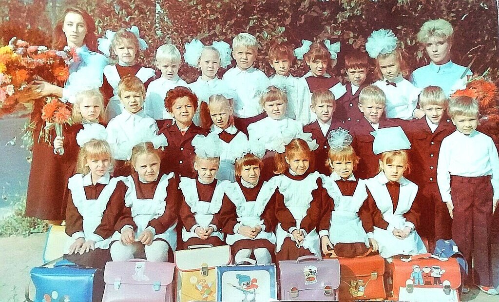 Первый класс. Неизвестный автор, 1990 год, г. Камышин, ул. Спортивная, д. 12, из архива Владимира Олеговича Ротаря.