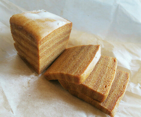 Пастила из сладких яблок, из антоновки она более светлая. 