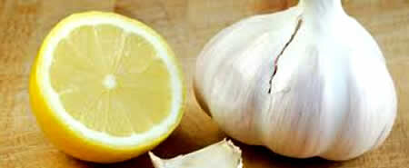 Ученые выяснили, что вещества, входящие в состав чеснока, борются с бактерией Helicobacter pylori, которая провоцирует гастрит и язву желудка.