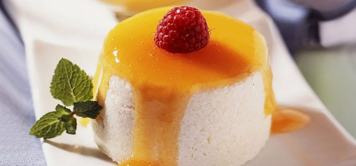 Готовится на основе манной каши с добавлением яиц, творога, фруктов или других ингредиентов. Подают его с различными джемами, вареньем, киселем, Манный пудинг — это традиционное английское блюдо, своего рода каша из мятой. Все это довершает вкус десерта. Для любителей чего-то нового на завтрак, это необычное блюдо отлично подойдет. Вкус легкий, воздушный как облако, само блюдо диетическое, что делает его не только вкусным, но и полезным. 
Перейдем к готовке:
Ингредиенты:
Половина литра молока;
Две ложки сахара;
Одно яйцо;
Две с половиной ложки крахмала;
Ваниль по вкусу.
Также приготовьте силиконовые формы.