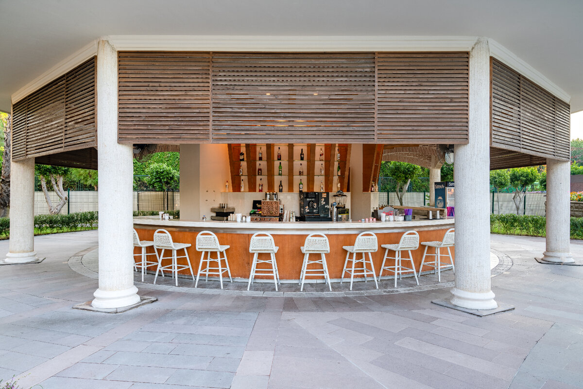 Уютный бар около бассейна)