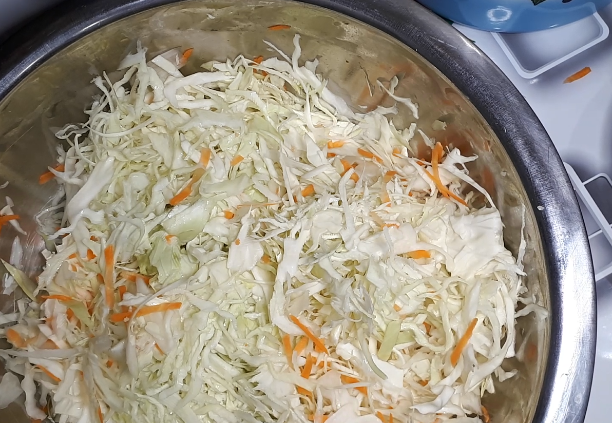 Шинкуем капусту и морковь.