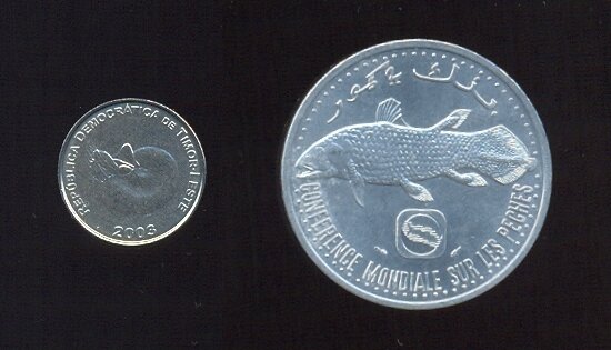 Слева - наутилус (он же кораблик - родственник вымерших в конце мезозоя аммонитов) на монете Восточного Тимора 2003 года, справа - латимерия (целакант, долгое время считавшийся вымершей кистепёрой рыбой) на монете Коморских островов 1992 года выпуска (экспонаты из коллекции автора)