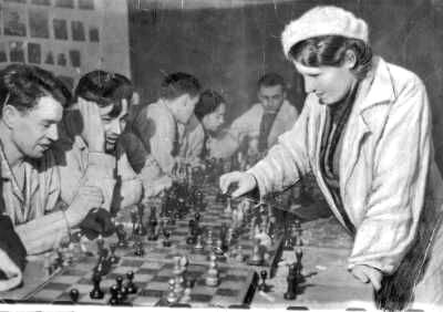 Елизавета Быкова проводит сеанс одновременной игры в госпитале. http://chess86.ru/champion/item/8