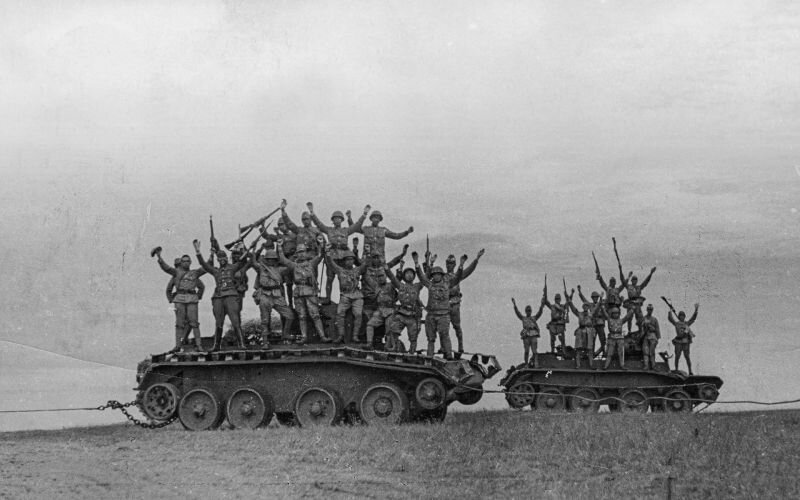 Японские солдаты излучает оптимизм, попирая ногами трофейные БТ-5. Оснований для радости объективно было не так уж и много. Фото сделано 13 июля 1939, и взято в эту статью только ради выразительности. 