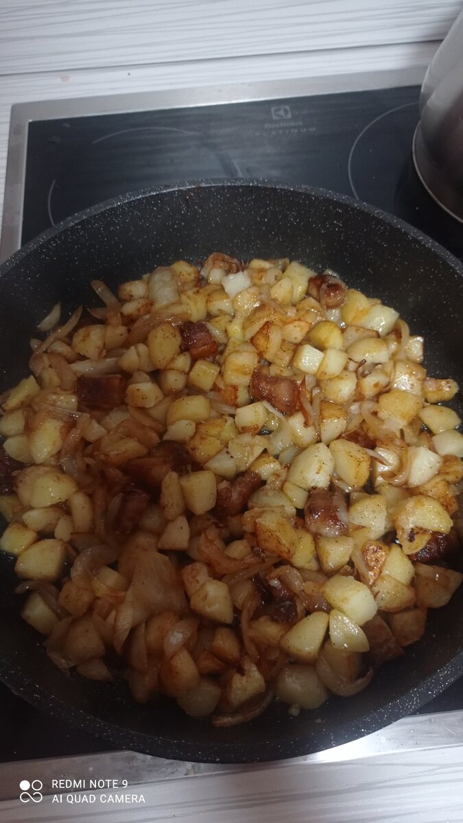 Совершенно не диетическая, но такая вкусная жареная картошка с салом и луком в домашних условиях - это настоящий праздник без лишних хлопот и из привычных ингредиентов.
  Ингридиенты: