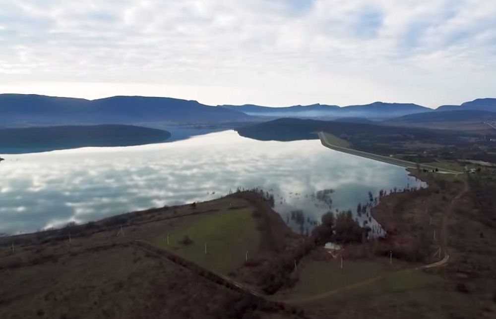 Чернореченское водохранилище в Байдарской долине под Севастополем, январь 2022 года. Источник: stv92.ru