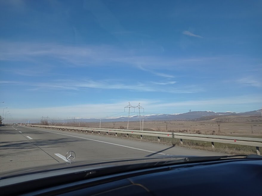 вот эти белые верхушки гор