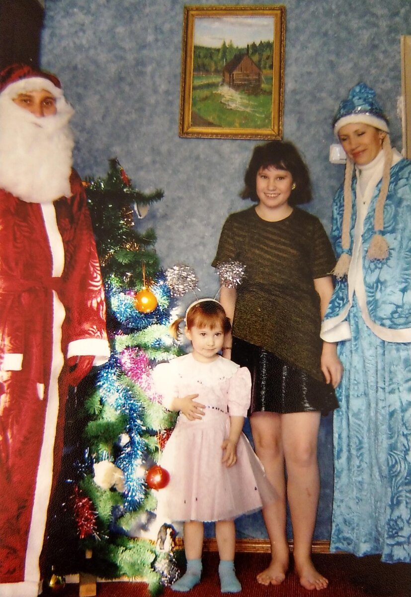 Искусственная елка на заднем плане