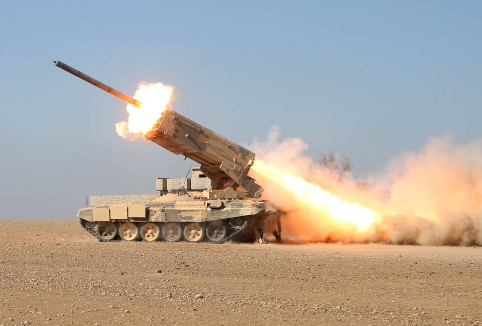 Тяжелая огнемётная система ТОС-1А иракской армии ведёт огонь по захваченному боевиками Мосулу. Война с запрещенной ИГ на севере Ирака стала первой, где эти системы применялись как одно из главных ударных средств наравне с артиллерией. Фото Рейтерс