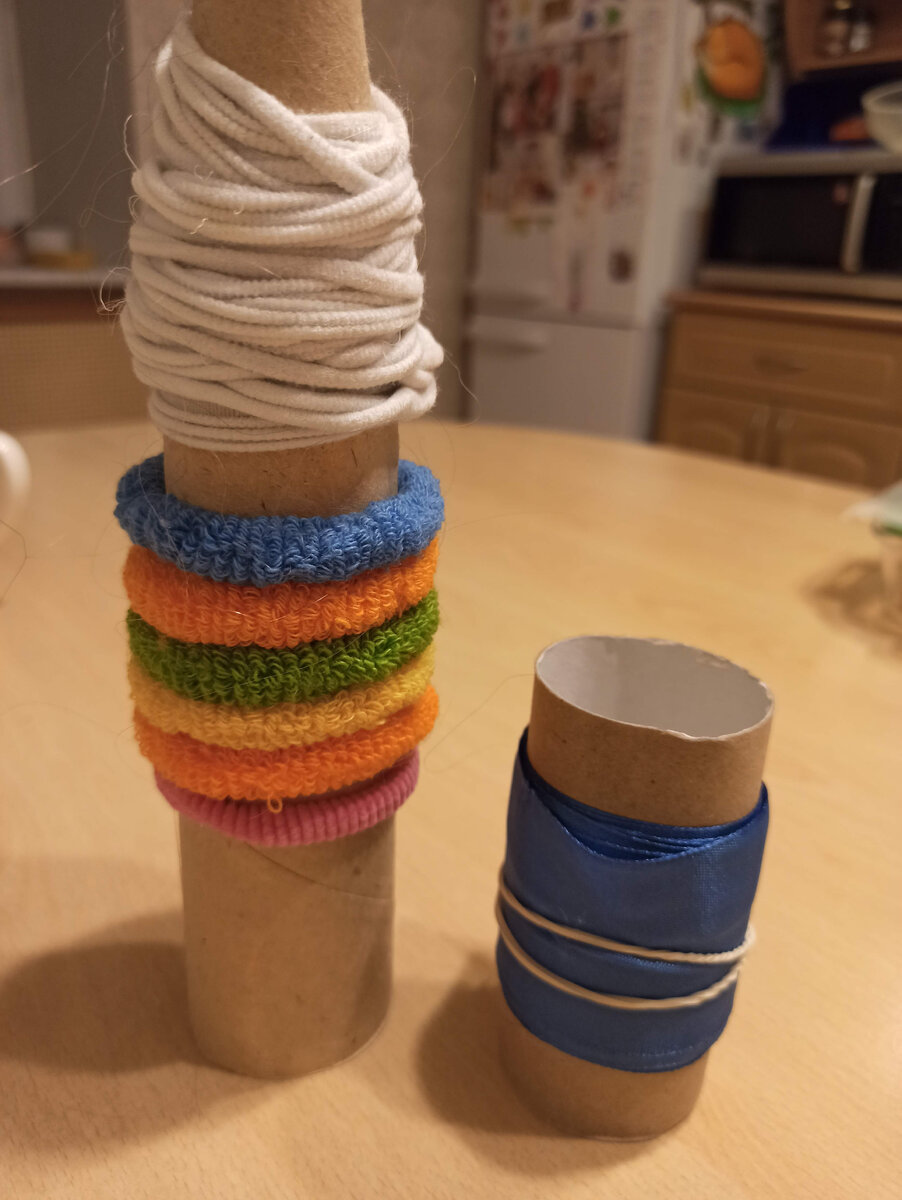 На одном хранятся резинки для волос, на другом атласная лента. Фото автора. 