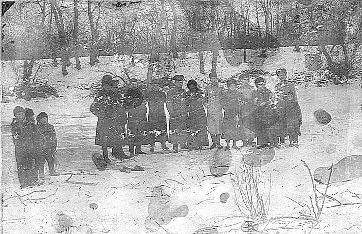 Гундоровцы на речке. Катание на коньках.