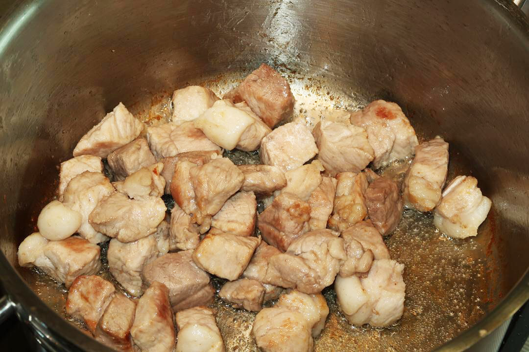 Тушеная капуста с мясом свинины на сковороде