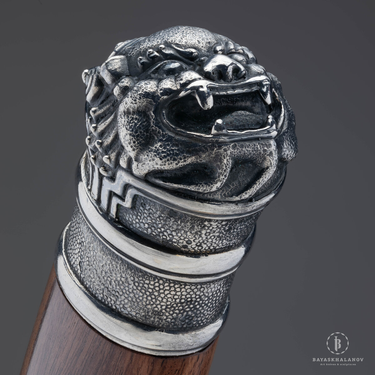 Автор: Жигжит Баясхаланов. Охотничий нож "Арсалан" (с бурятского "Лев").
Материалы: сталь D2, палисандр, бронза с гальваническим серебрением, натуральная кожа. По поводу приобретения можете написать на почту info@zhigzhit.com