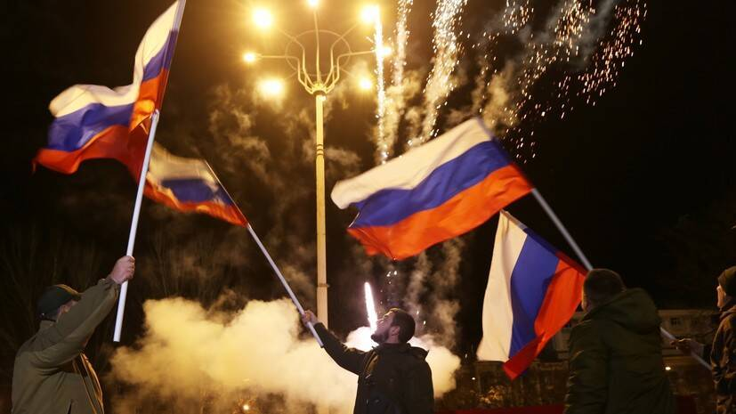 Празднование на Донбассе признания ЛНР и ДНР ночью 21 февраля. Триколоры и крики "Ура!". Взято с сайта imag.one