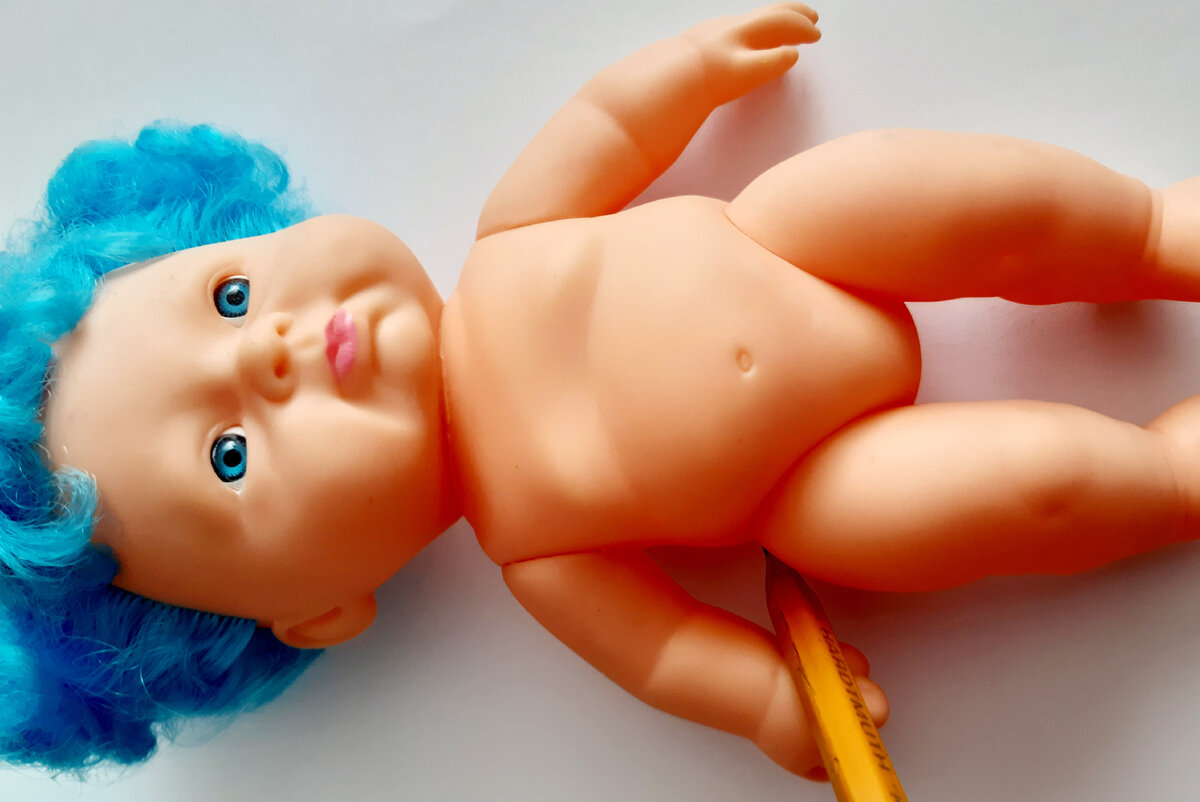 Снимаем мерки с куклы на бумаге.